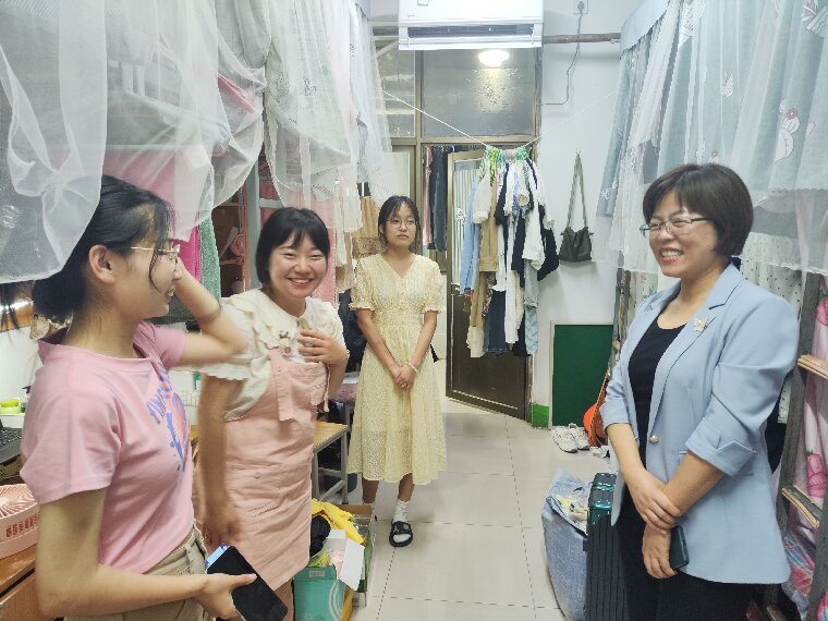 色情片
深入毕业生宿舍慰问走访1（彩虹）0.jpg